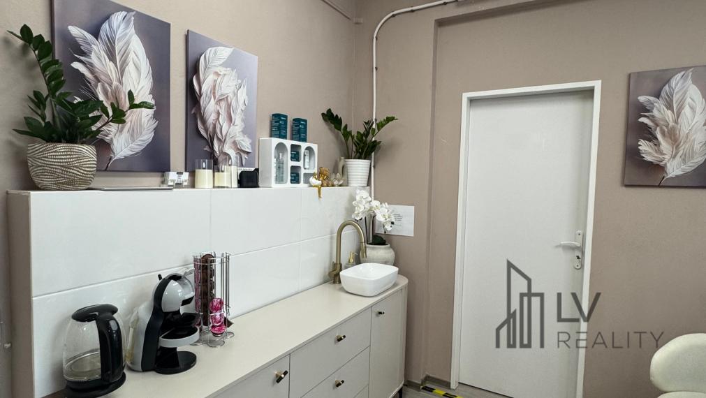 Prenájom / odstúpenie kompletne vybaveného beauty priestoru v Košiciach, ul. Gudernova – OC ERIKA