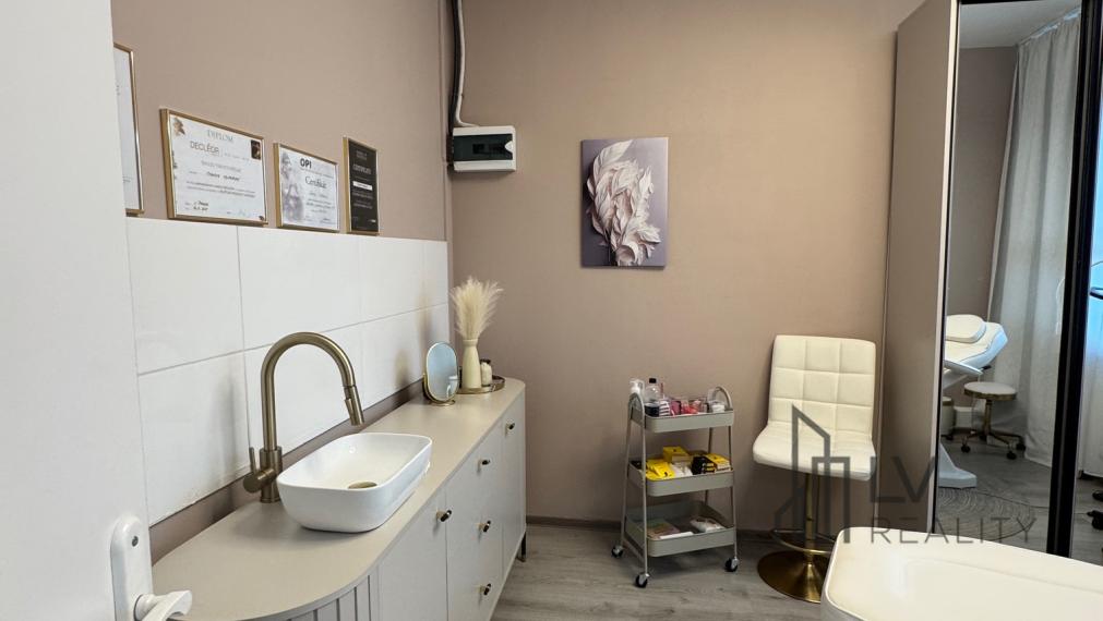Prenájom / odstúpenie kompletne vybaveného beauty priestoru v Košiciach, ul. Gudernova – OC ERIKA