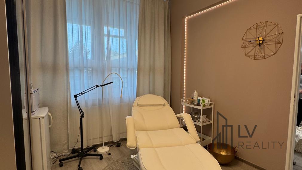Prenájom / odstúpenie kompletne vybaveného beauty priestoru v Košiciach, ul. Gudernova – OC ERIKA