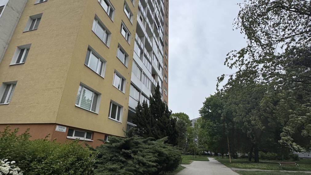 Na predaj 1-izbový byt s 2 loggiami v pôvodnom stave na Ždiarskej ulici v Košiciach – Nad jazerom