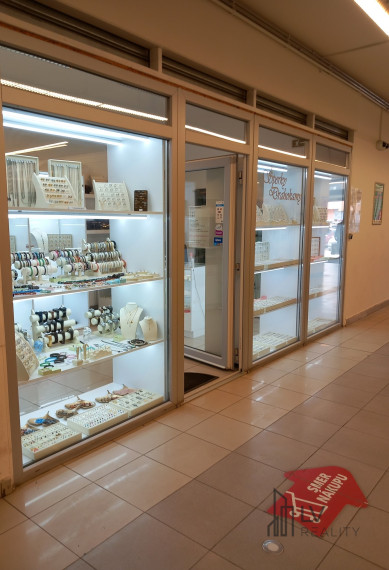 Priestor na prenájom s možnosťou odstúpenia prevádzky v OC Luník 7, 26,5 m2