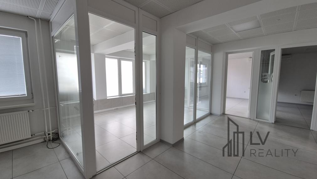 Na prenájom obchodné priestory 383 m2 a 524 m2, Piešťany