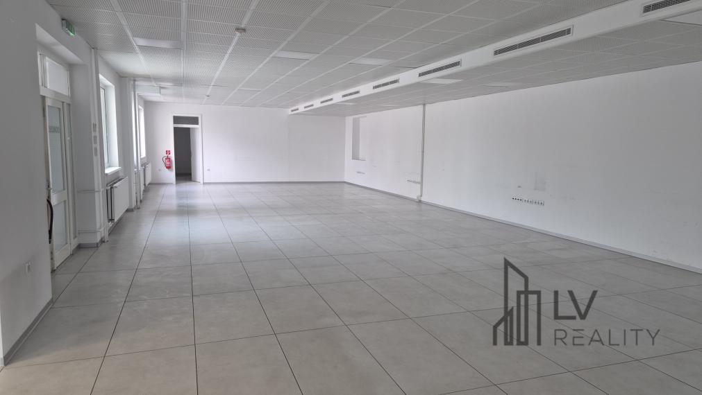 Na prenájom obchodné priestory 383 m2 a 524 m2, Piešťany