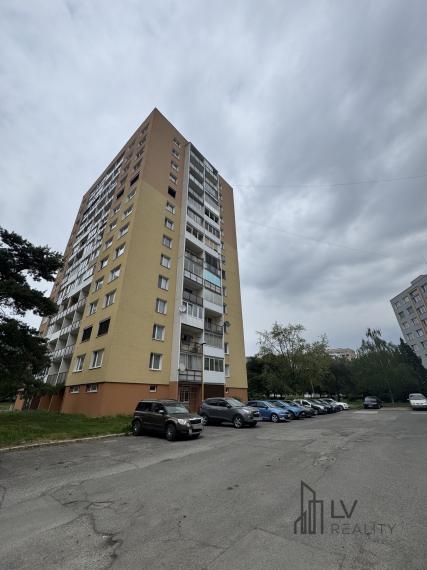 Na predaj 1-izbový byt s 2 loggiami v pôvodnom stave na Ždiarskej ulici v Košiciach – Nad jazerom