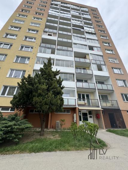 Na predaj 1-izbový byt s 2 loggiami v pôvodnom stave na Ždiarskej ulici v Košiciach – Nad jazerom