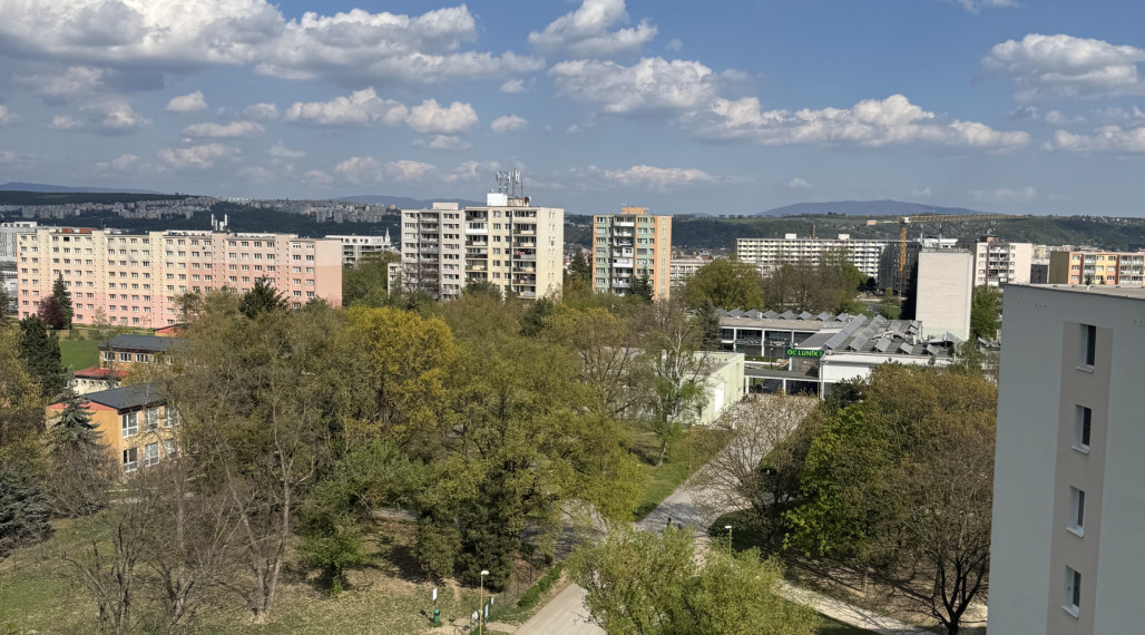 REZERVOVANÝ! Na predaj Vám ponúkame útulný 3-izbový byt na Lesníckej ulici v Košiciach – Terasa