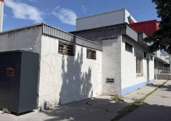 Priestor na prenájom s možnosťou odstúpenia prevádzky práčovne, OC Laborec, 127 m2