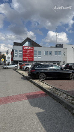Na prenájom obchodný priestor o výmere 159m2 na 1.NP, na Bratislavskej ulici v Piešťanoch - fotografia 3